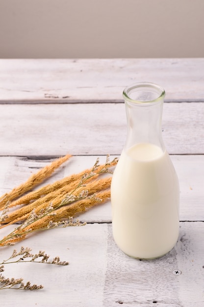 Une bouteille de lait sur une table en bois