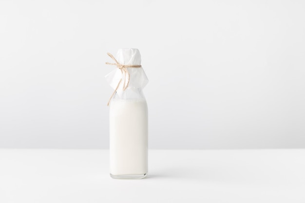 Photo bouteille de lait sur un tableau blanc