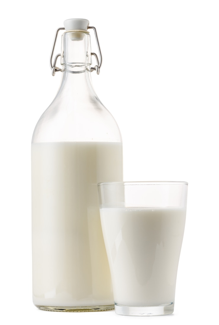 Photo bouteille de lait en verre fermé isolé sur fond blanc gros plan