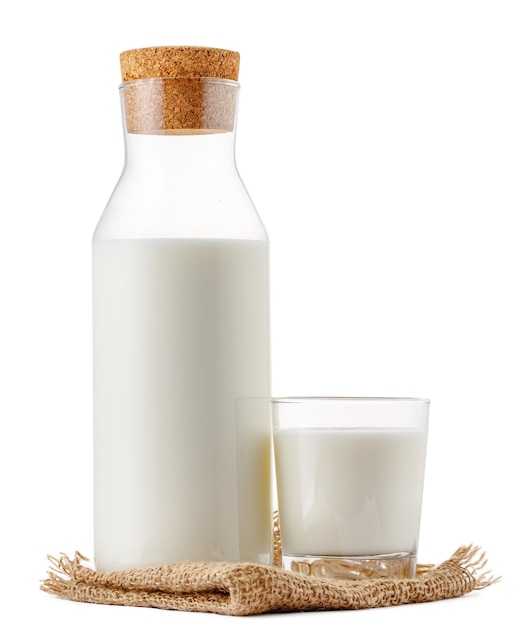 Bouteille de lait en verre fermé isolé sur fond blanc