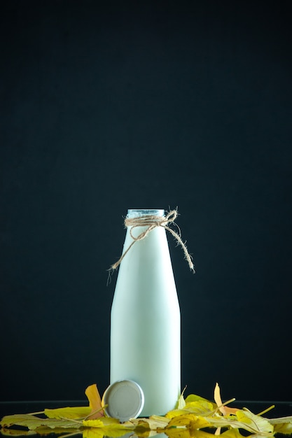 bouteille de lait vue de face sur fond noir