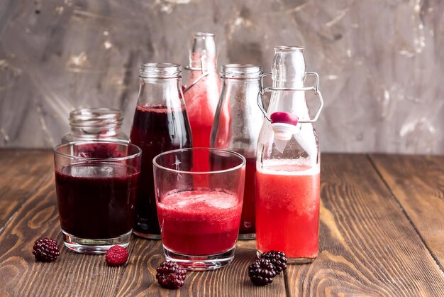 Bouteille de limonade de baies fraîches faites maison avec de la pulpe