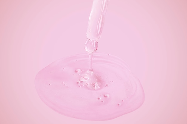 Une bouteille de liquide rose avec une étiquette blanche qui dit "rose" dessus