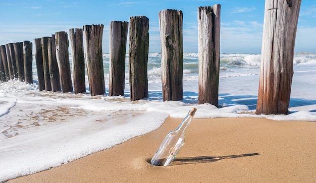 Photo bouteille avec un message sur la plage