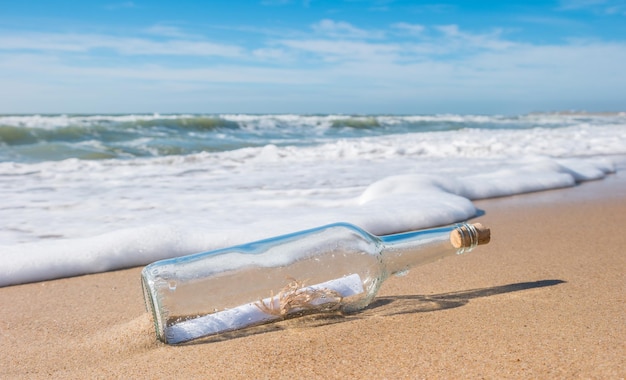 Bouteille avec un message à la plage