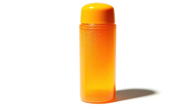 une bouteille orange en plastique avec un couvercle orange se trouve sur un fond blanc.