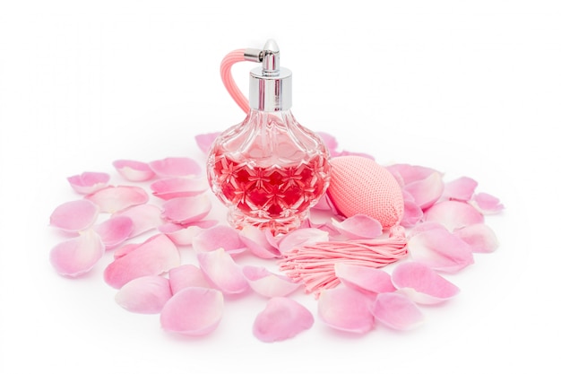 Bouteille de parfum aux pétales de fleurs. Parfumerie, cosmétique, collection de parfums