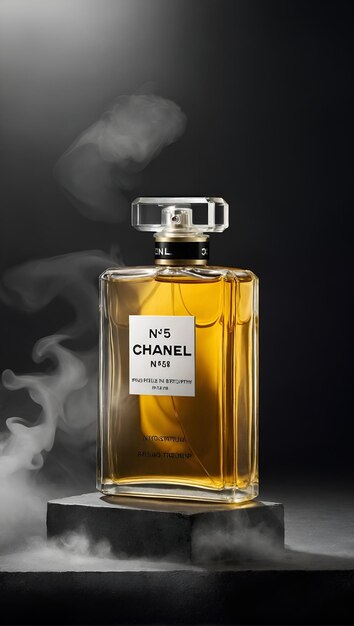 Une bouteille de parfum Chanel N5 sur le mur.