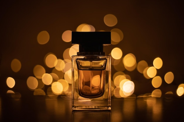 Bouteille de parfum contre les lumières