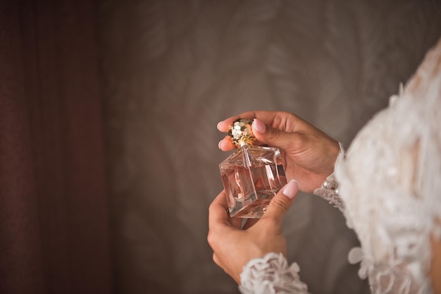 Une bouteille de parfum dans les mains des femmes 4261