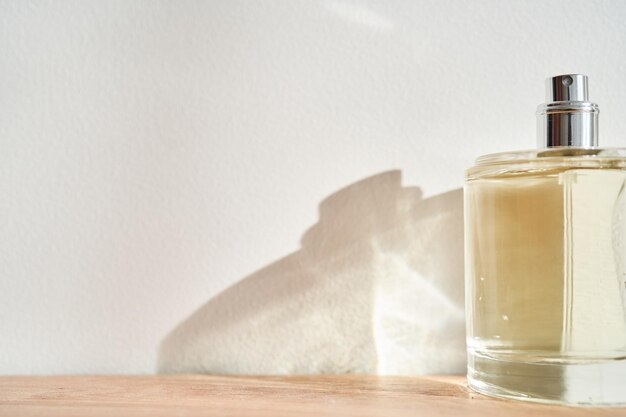 Une bouteille de parfum dans les rayons du soleil