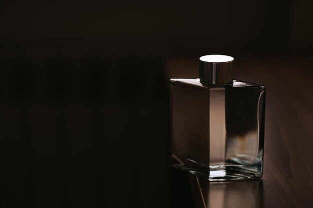 Photo une bouteille de parfum dans un ton luxueux