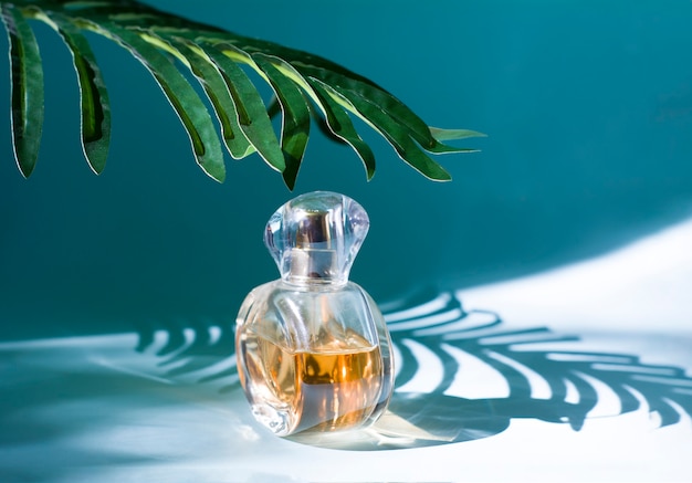 Une bouteille de parfum et de feuille