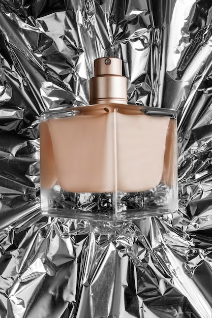 bouteille de parfum sur feuille