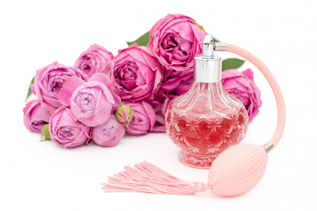 Bouteille de parfum avec des fleurs. Parfumerie, cosmétique, collection de parfums. Fond