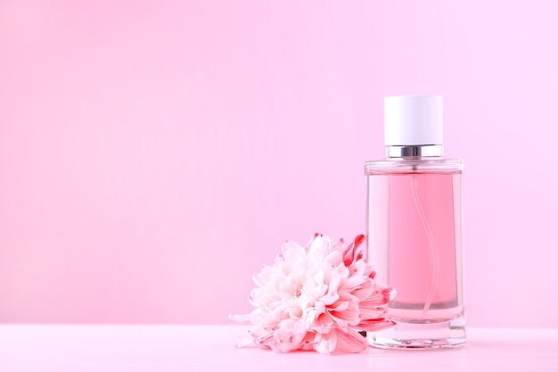 Bouteille de parfum avec des fleurs rose