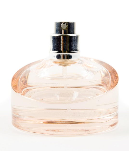 Photo bouteille de parfum sur fond blanc