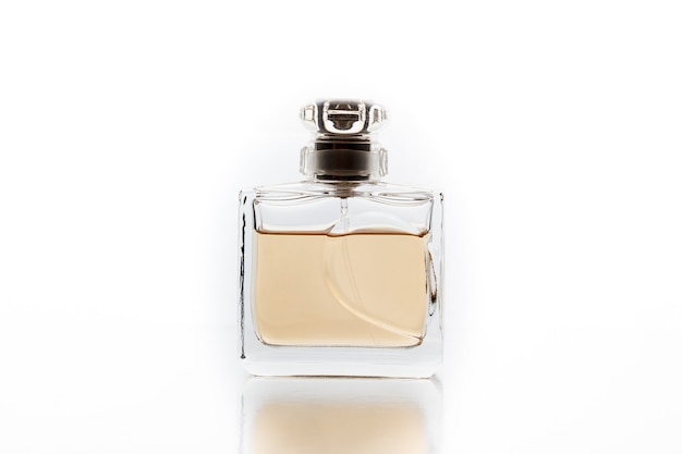 bouteille de parfum sur fond blanc