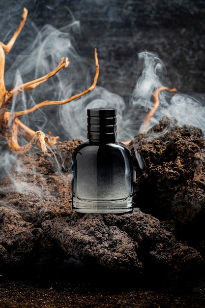 Une bouteille de parfum avec un fond smokey