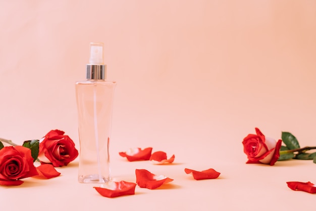 Photo bouteille de parfum avec pétale de rose