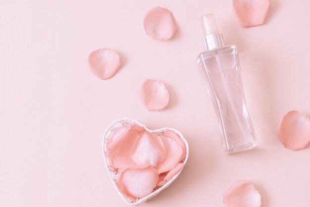 bouteille de parfum avec pétale de rose