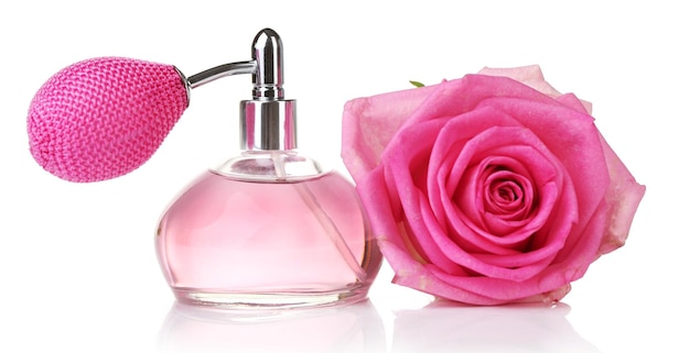 Photo bouteille de parfum avec une rose isolée sur blanc