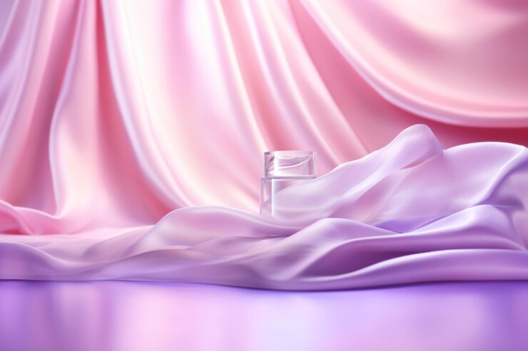 Bouteille de parfum avec un tissu rose pastel et violet