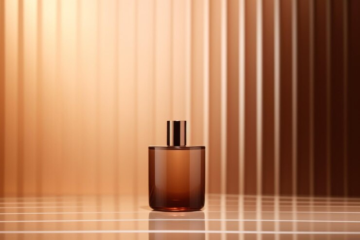 Bouteille de parfum en verre brun avec fond rayé