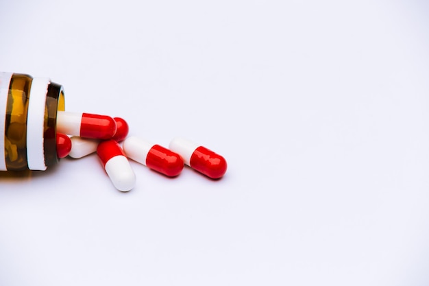 Bouteille avec pilule capsule sur fond blanc avec espace de copie Publicité de médicaments espace libre pour le texte