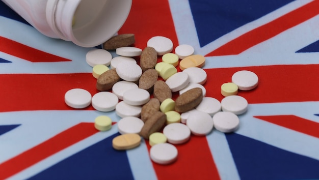 Bouteille de pilules avec drapeau britannique