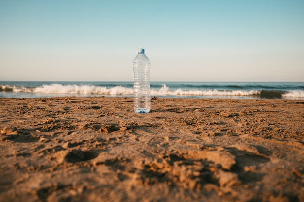 Bouteille en plastique abandonnée sur la plage de la Méditerranée.