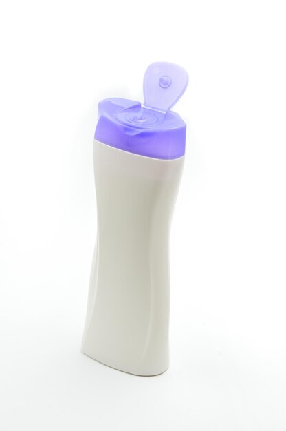 Bouteille en plastique blanche pour shampoing avec un bouchon violet sur fond blanc