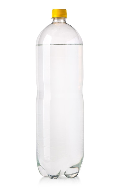 bouteille en plastique de boisson énergisante sur fond blanc avec voie de coupe