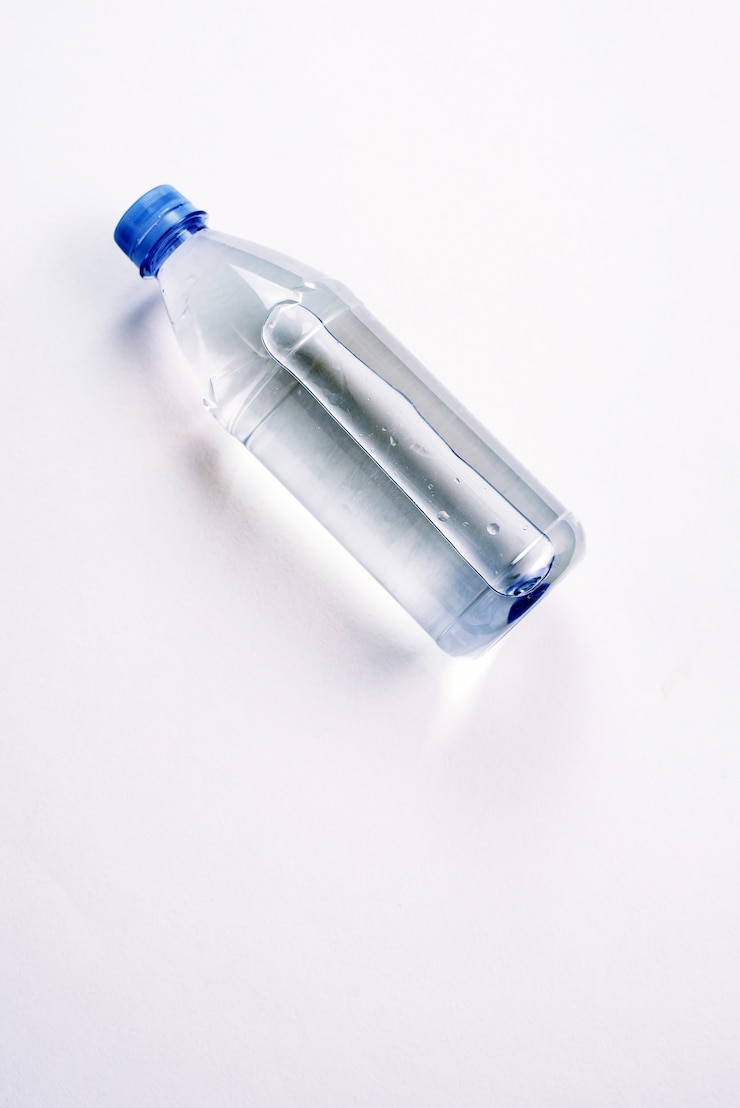 Photo bouteille en plastique avec de l'eau étincelante