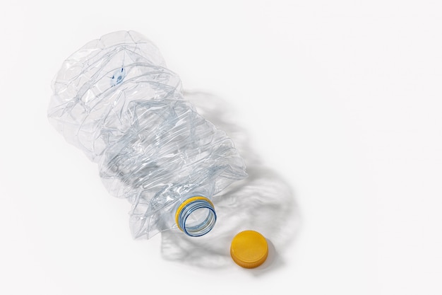 Bouteille en plastique écrasée isolé sur blanc. Concept de recyclage. Espace copie