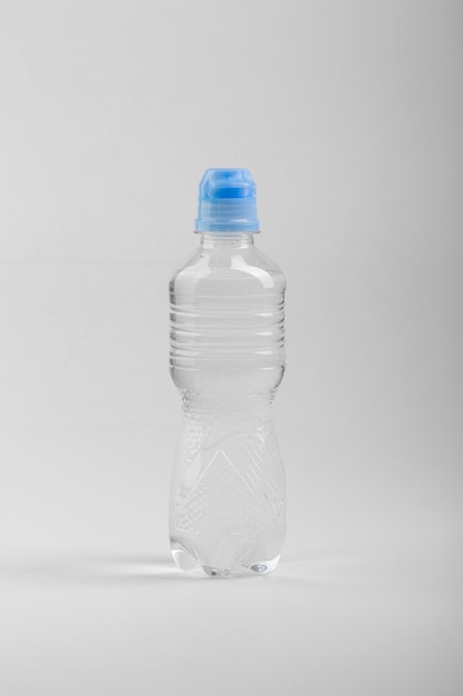 Photo bouteille en plastique isolé sur fond blanc