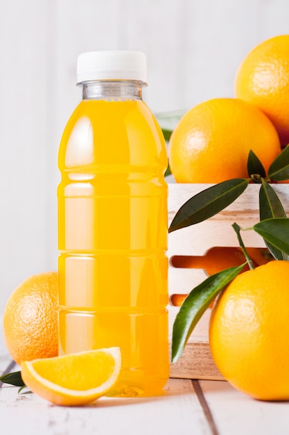 Bouteille en plastique de jus d'orange frais biologique cru