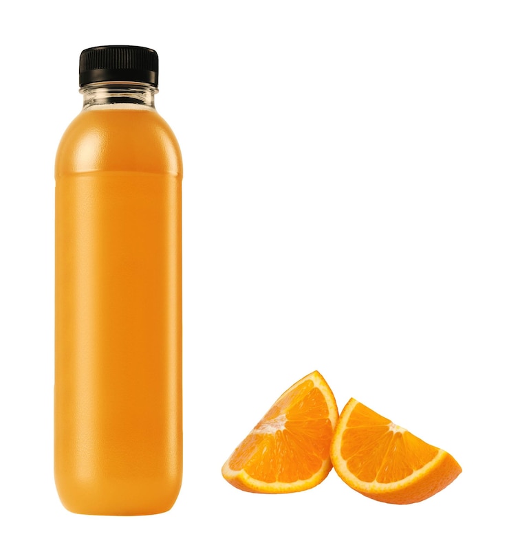 Photo bouteille en plastique de jus d'orange isolé sur blanc
