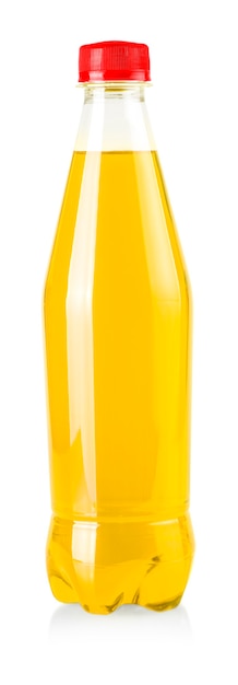 La bouteille en plastique avec de la limonade orange isolé sur fond blanc