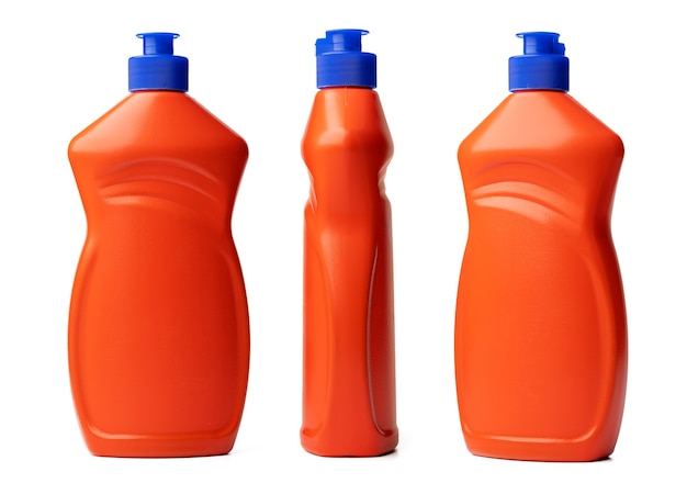 Bouteille en plastique orange de détergent liquide isolé sur blanc