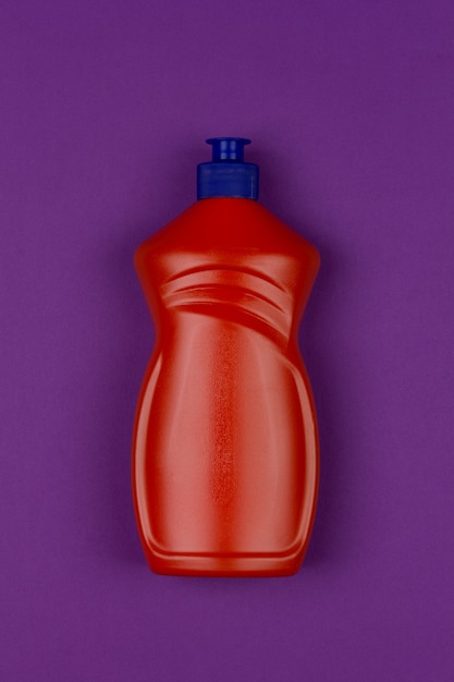 Bouteille en plastique orange de liquide vaisselle violet