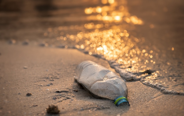 Bouteille en plastique sur la plage.