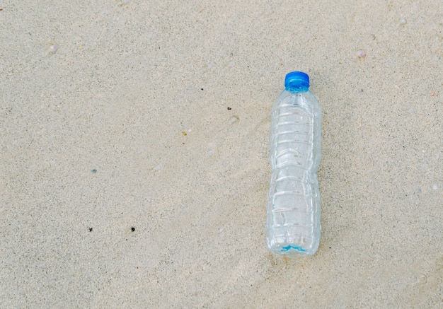 Bouteille en plastique sur la plage