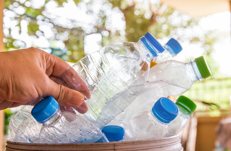 Photo bouteille en plastique pour les déchets de recyclage, beaucoup de concept de séparation des déchets de bouteille d'eau