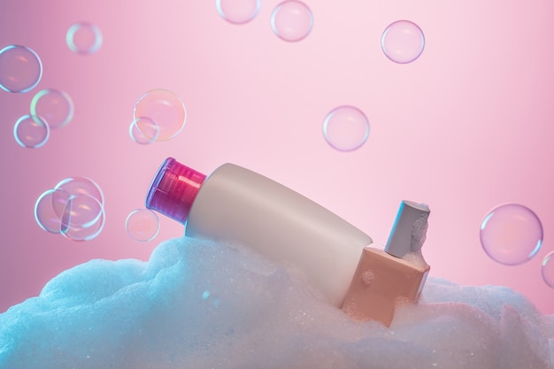 Bouteille en plastique transparente avec savon liquide et désinfectant rose. Isolé sur fond blanc