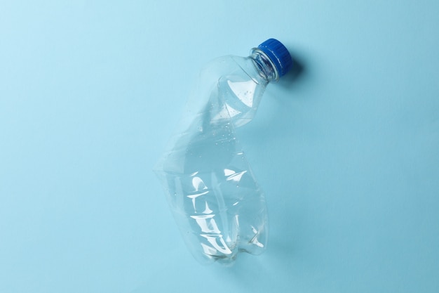 Bouteille En Plastique Usagée Sur Bleu, Espace Pour Le Texte