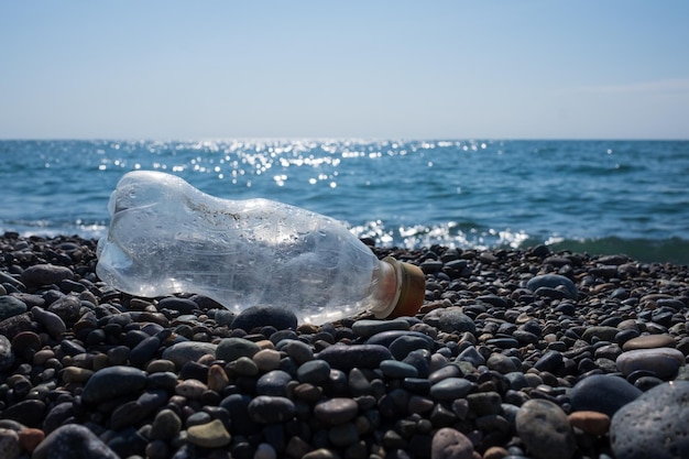 Bouteille en plastique usagée vide sur fond de plage Pollution de l'environnement