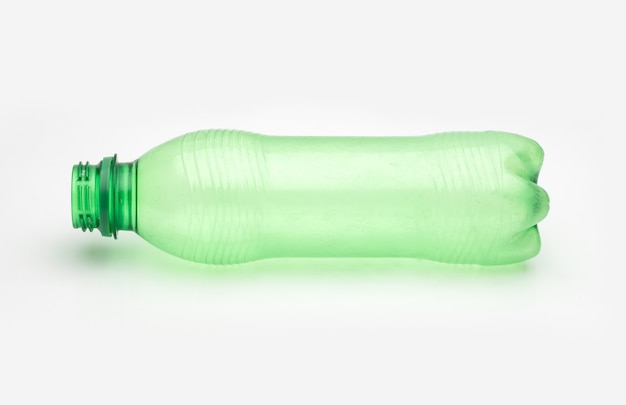 Bouteille en plastique vert transparent utilisé sur un fond blanc isolé