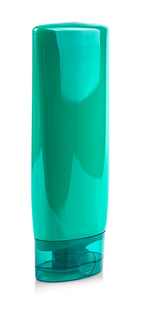 Bouteille en plastique verte avec shampooing ou produit cosmétique hygiénique isolé sur fond blanc