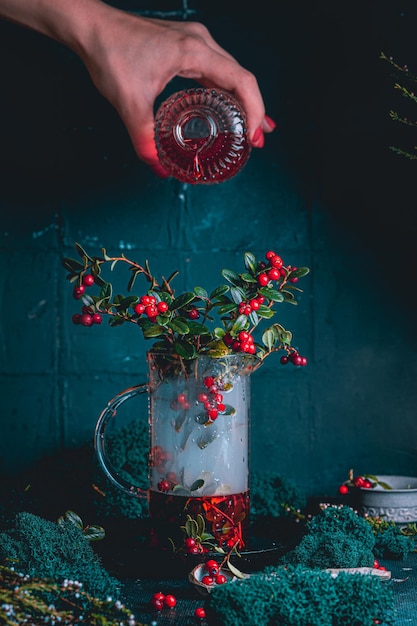 Bouteille pleine de petits fruits mûrs frais l'airelle du nord Le concept d'aliments sains et biologiques